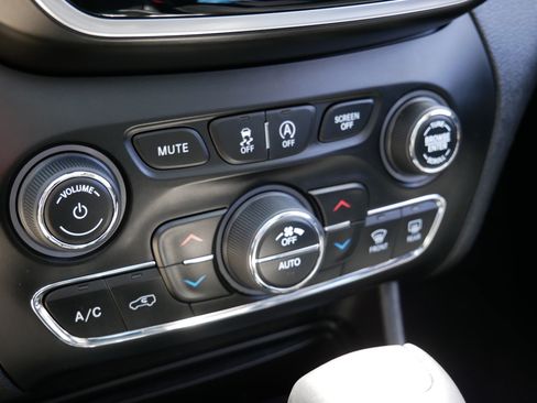 Used 2019 Jeep Cherokee Limited w/ Trailer Tow Group AWD/4WD image 23
