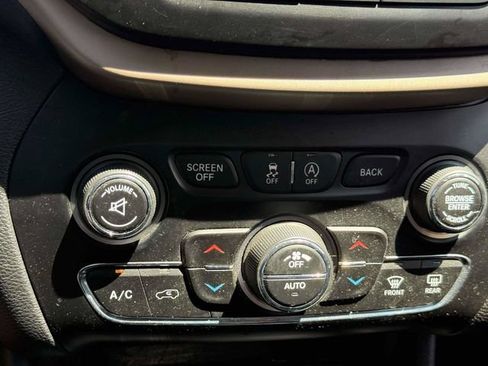 Used 2017 Jeep Cherokee Limited w/ Luxury Group AWD/4WD image 29