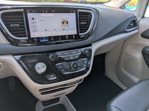 Used 2023 Chrysler Pacifica Touring-L FWD image 22