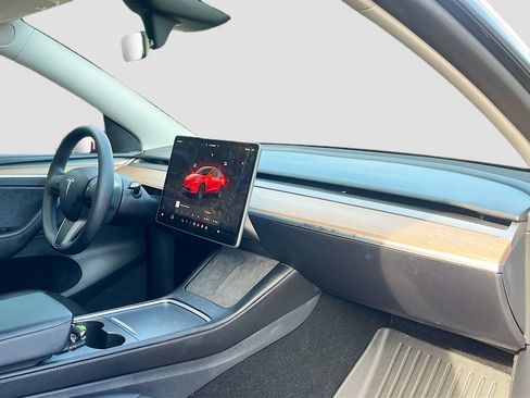 Used 2025 Tesla Model Y Long Range RWD image 30