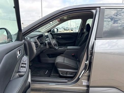 Used 2024 Nissan Rogue SV AWD/4WD image 16