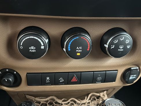 Used 2013 Jeep Wrangler Unlimited Sahara AWD/4WD image 22