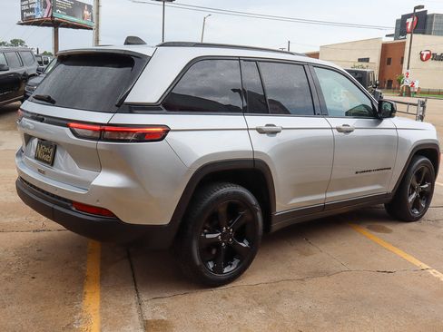 Used 2023 Jeep Grand Cherokee Altitude image 5
