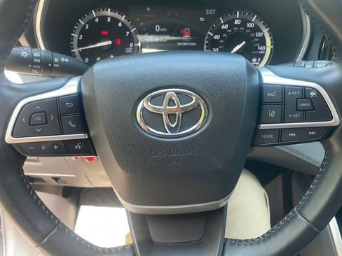 Used 2022 Toyota Highlander XLE AWD/4WD image 16