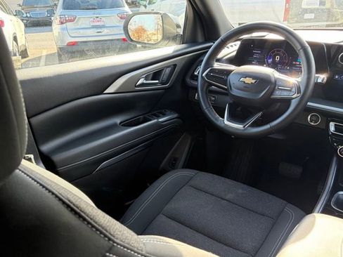 Used 2025 Chevrolet Traverse LT image 32