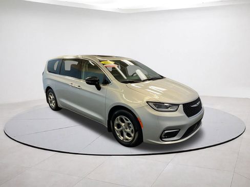 Certified 2024 Chrysler Pacifica Limited FWD image 1