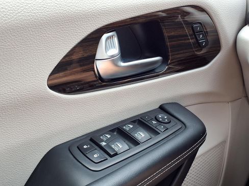 Certified 2023 Chrysler Pacifica Limited FWD image 23