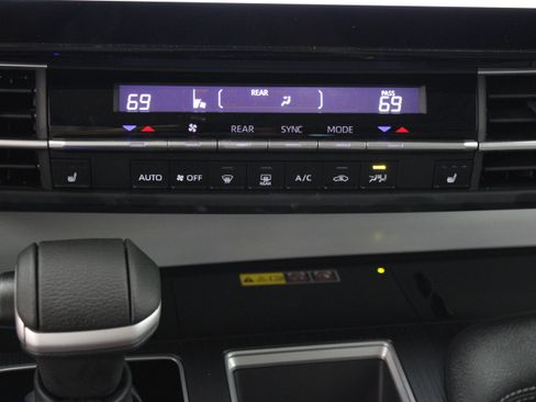 Used 2026 Toyota Sienna XLE FWD image 20