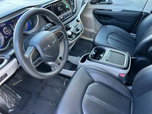 Used 2024 Chrysler Pacifica Touring-L FWD image 11