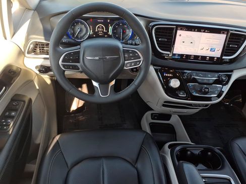 Used 2024 Chrysler Pacifica Touring-L FWD image 16