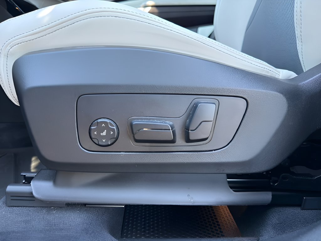 Used 2026 BMW X1 xDrive28i w/ Technology Package AWD/4WD image 11