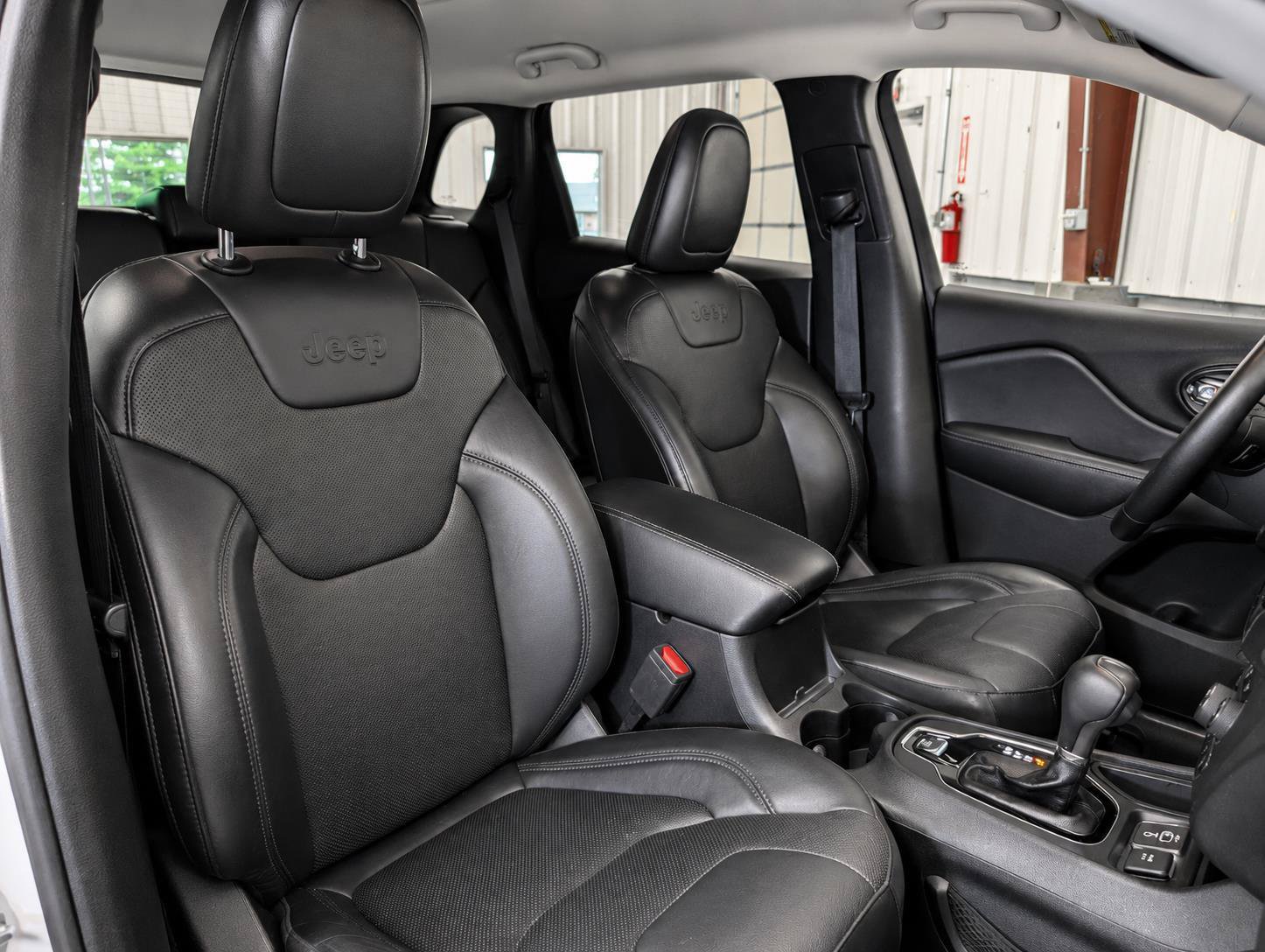 Used 2019 Jeep Cherokee Limited FWD image 6