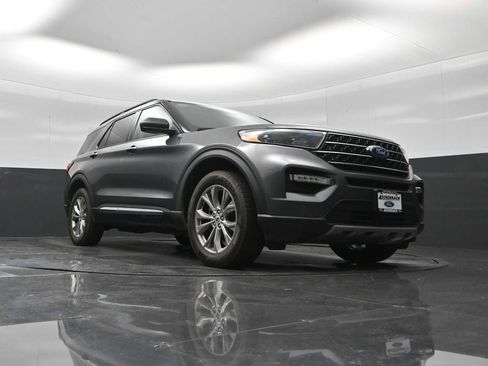 Used 2021 Ford Explorer XLT w/ Equipment Group 202A AWD/4WD image 30