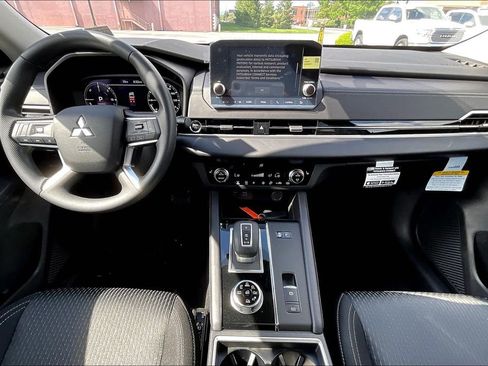 New 2025 Mitsubishi Outlander ES image 5