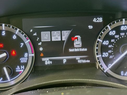 Used 2020 Toyota Highlander XLE FWD image 19