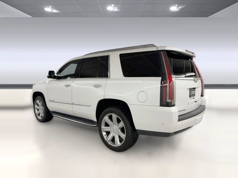 Used 2018 Cadillac Escalade Luxury image 3