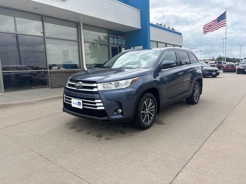 Used 2019 Toyota Highlander XLE AWD/4WD image 1