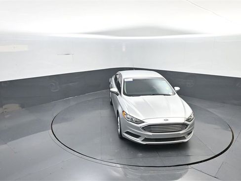 Used 2018 Ford Fusion SE w/ Fusion SE Technology Package image 19