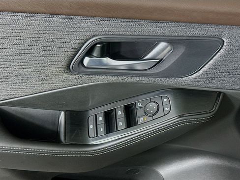 Used 2023 Nissan Rogue SV image 15