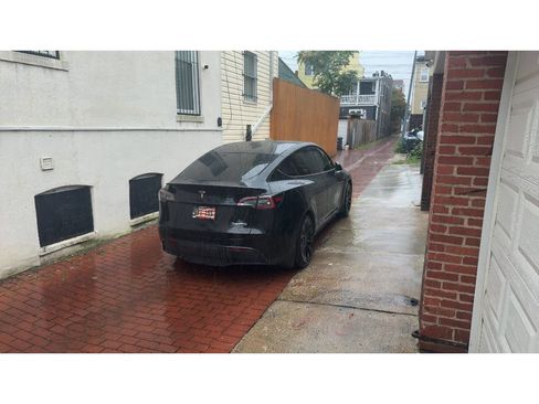 Used 2023 Tesla Model Y Performance AWD/4WD image 3