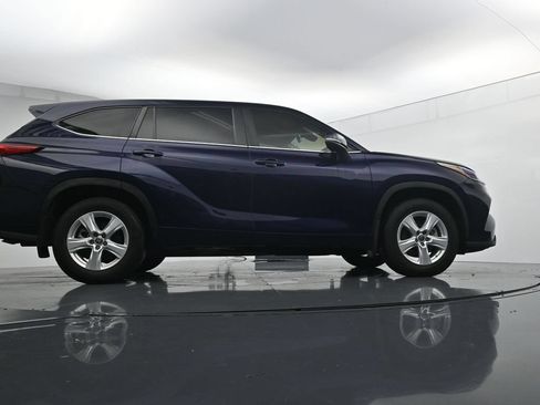 Used 2023 Toyota Highlander LE AWD/4WD image 35