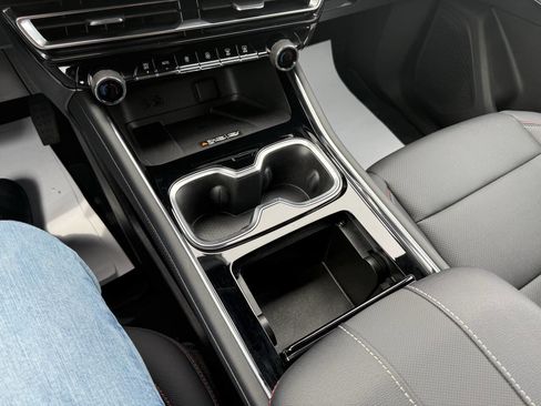 Used 2025 Chevrolet Traverse Z71 image 42