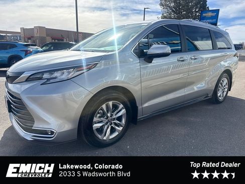 Used 2025 Toyota Sienna Limited image 1
