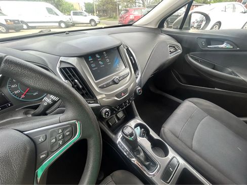 Used 2018 Chevrolet Cruze LT w/ Convenience Package FWD image 22