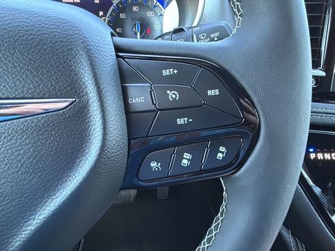 Used 2025 Chrysler Pacifica Limited FWD image 20