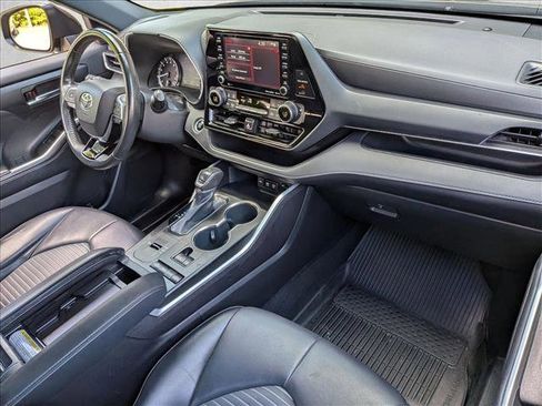 Used 2021 Toyota Highlander XSE FWD image 19