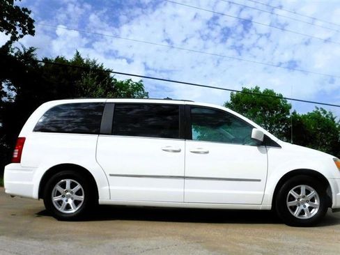 Used 2009 Chrysler Town & Country Touring image 5