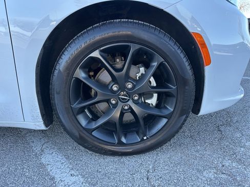 Used 2024 Chrysler Pacifica Touring-L w/ S Appearance Package image 37