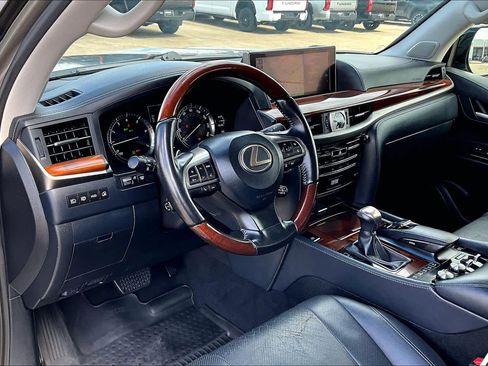 Used 2019 Lexus LX 570 4WD w/ Luxury Package image 18