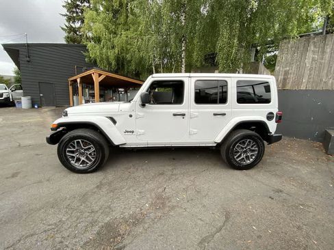 Used 2025 Jeep Wrangler Unlimited Sahara AWD/4WD image 3