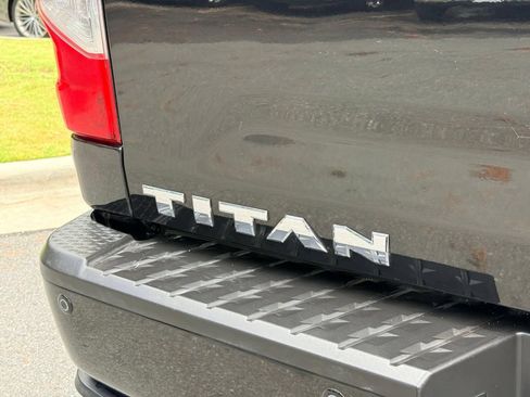 Used 2019 Nissan Titan SV w/ SV Convenience Package RWD image 11