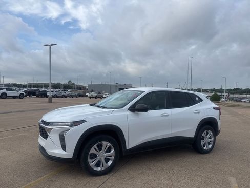 Used 2025 Chevrolet Trax LS image 9