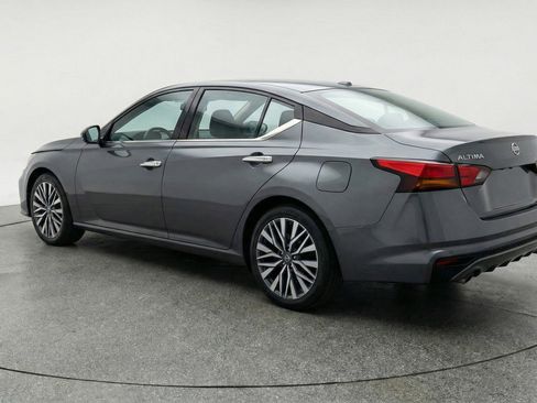 Used 2025 Nissan Altima 2.5 SV FWD image 6
