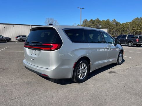 Used 2024 Chrysler Pacifica Touring-L image 5
