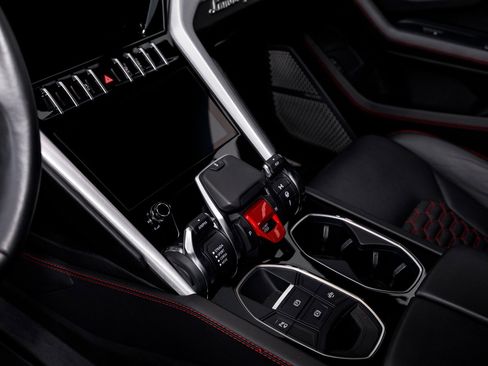 Used 2020 Lamborghini Urus image 25