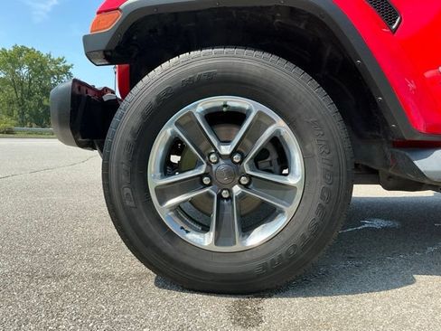 Used 2018 Jeep Wrangler Unlimited Sahara w/ Uconnect 4C Nav & Sound Group AWD/4WD image 15