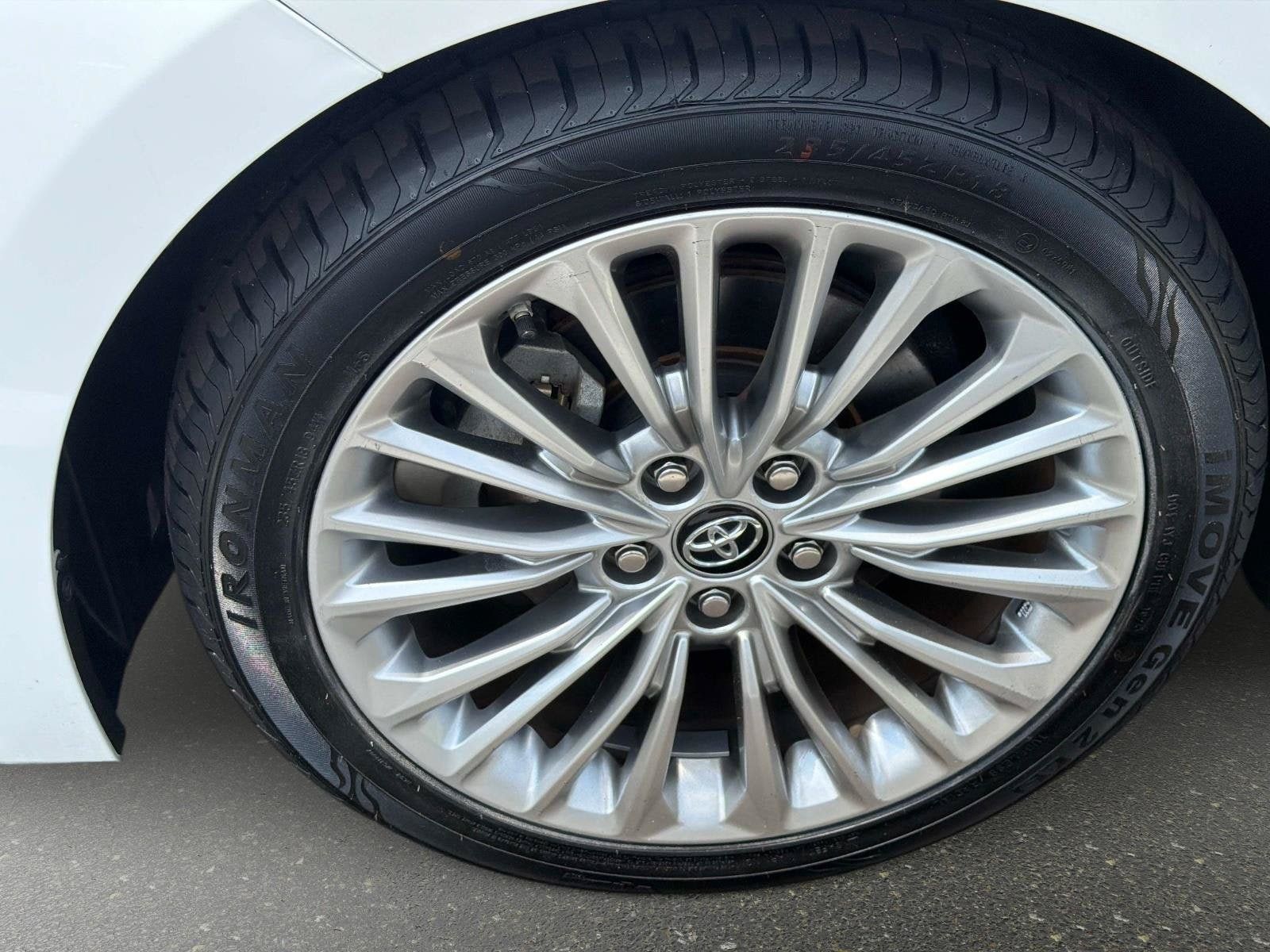 Used 2019 Toyota Avalon Limited FWD image 10