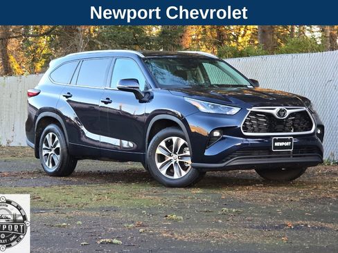 Used 2022 Toyota Highlander XLE image 2