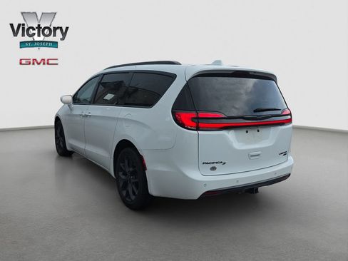 Used 2021 Chrysler Pacifica Limited w/ Uconnect Theater Family Group AWD/4WD image 14