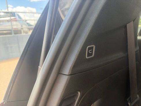 Used 2025 Chrysler Pacifica Select FWD image 12