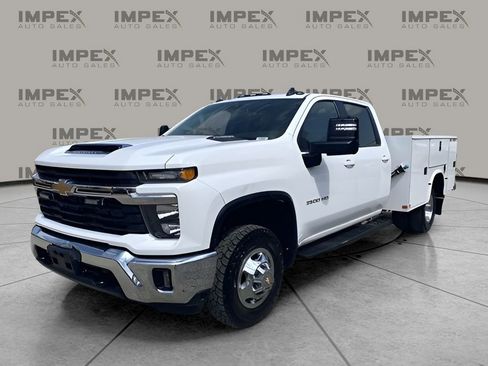 Used 2024 Chevrolet Silverado 3500 LT w/ Convenience Package image 2