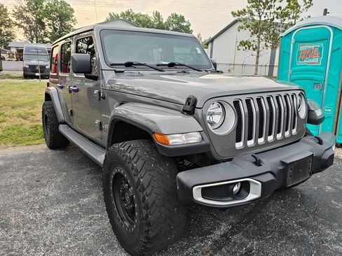 Used 2019 Jeep Wrangler Unlimited Sahara AWD/4WD image 11