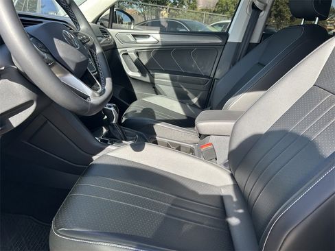 Used 2022 Volkswagen Tiguan SE image 11