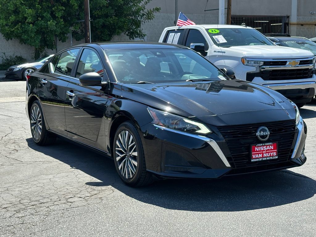 Used 2024 Nissan Altima 2.5 SV FWD image 10
