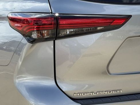 Used 2021 Toyota Highlander XLE AWD/4WD image 6