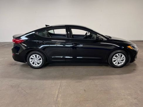 Used 2017 Hyundai Elantra SE image 2